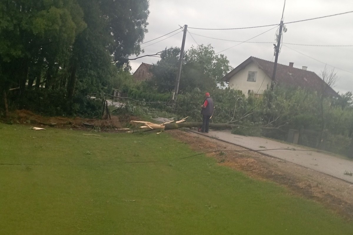 Nevrijeme pogodilo Srbac, na kućama oštećeni krovovi (FOTO)