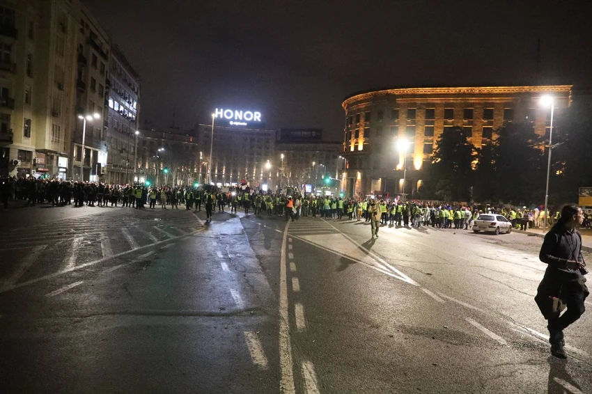 Tenzije ispred Skupštine, studenti se hitno oglasili: „Protest nije više studentski“