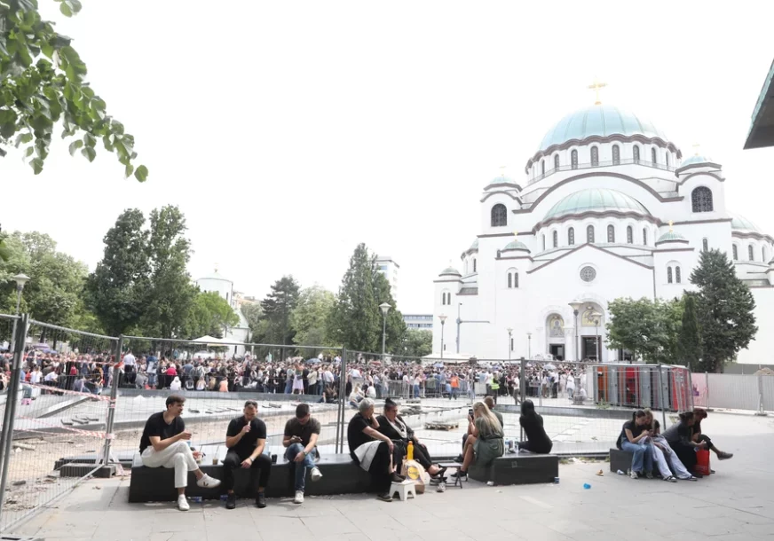 Policija intervenisala ispred Hrama Svetog Save: Haos u redu ZA CJELIVANJE Pojasa Presvete Bogorodice