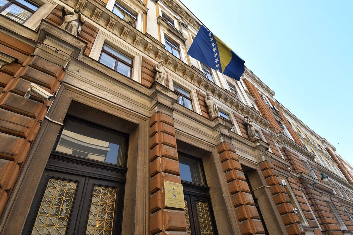 Pušten na slobodu policajac osumnjičen za odnos s maloljetnicom