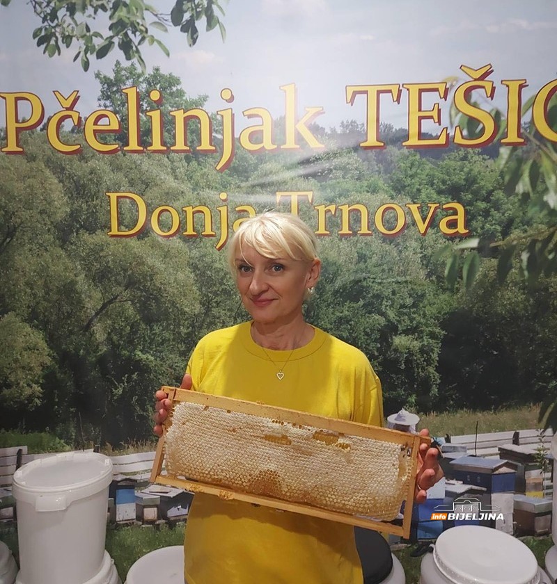 Pčelaru iz Donje Trnove stigla sezona kakvu čeka 15 godina: Kvalitet vrhunski, kupci dolaze sami (FOTO)