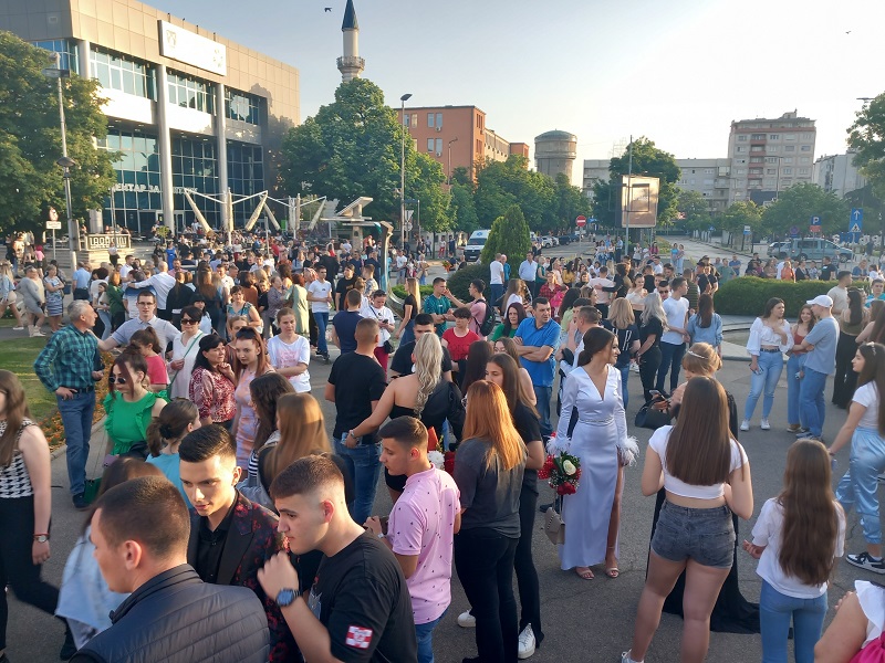 Održan defile maturanata Ekonomske škole: „Od sutra postajemo ljudi“ (FOTO)