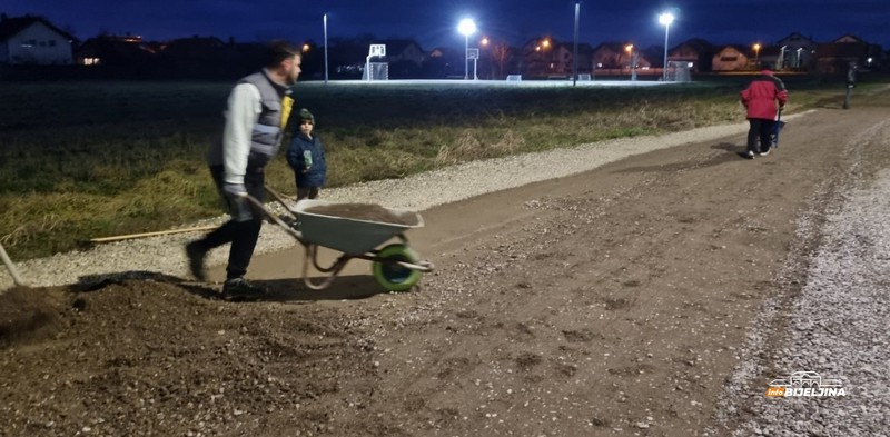 Komšije se okupile i zasukale rukave: Saniran put u bijeljinskom naselju (FOTO)