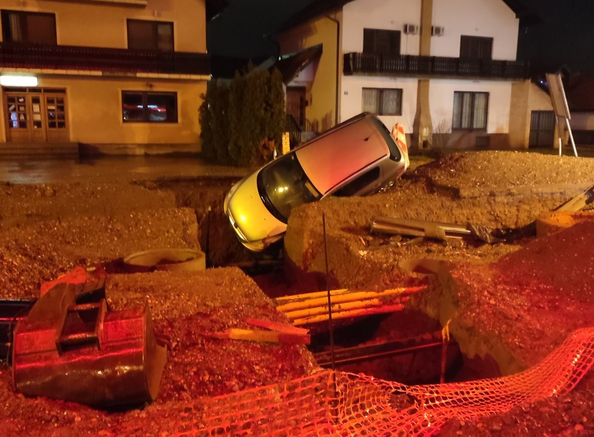 Bijeljina: Vozilom upao u rupu na gradilištu (FOTO)