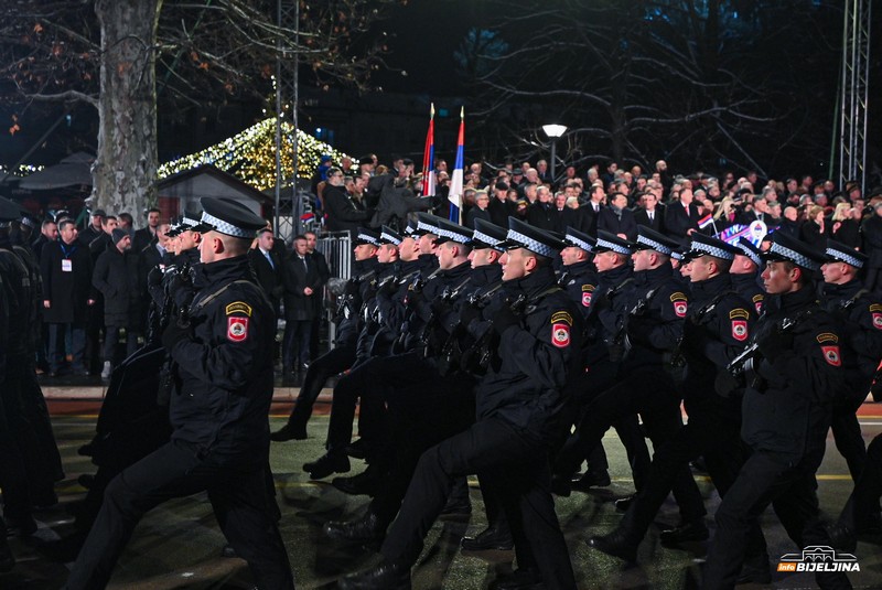 Dan Republike Srpske: Više od 3.000 učesnika defilovalo na Trgu Krajine u Banjaluci (FOTO)