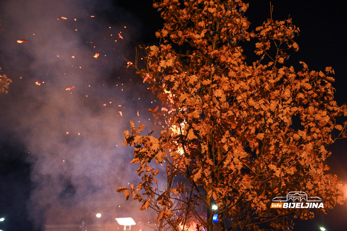 PROSLAVLJENO BADNJE VEČE U BIJELJINI Tradicionalno paljenje badnjaka (FOTO)