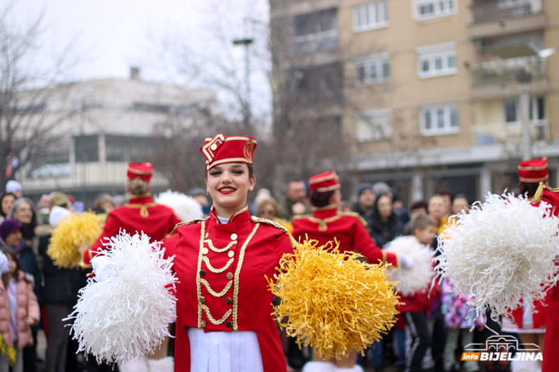 Defile mažoretkinja i klapa na trgu: 