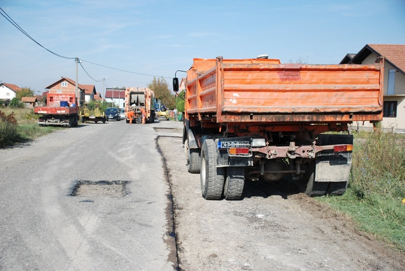 U toku sanacija oštećenja na putu Bijeljina-Batković-Klis (FOTO)