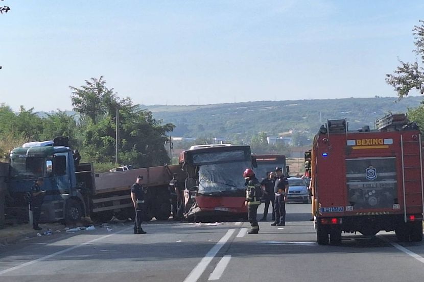 U sudaru autobusa i kamiona najmanje jedna osoba poginula, više od 20 povrijeđenih (VIDEO)