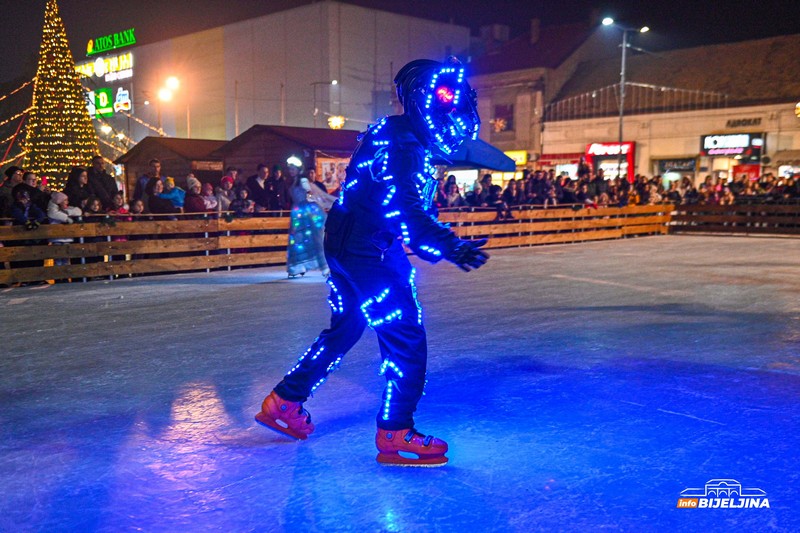 Svijetleći šou na bijeljinskom klizalištu – vile i roboti za radost najmlađih (FOTO)