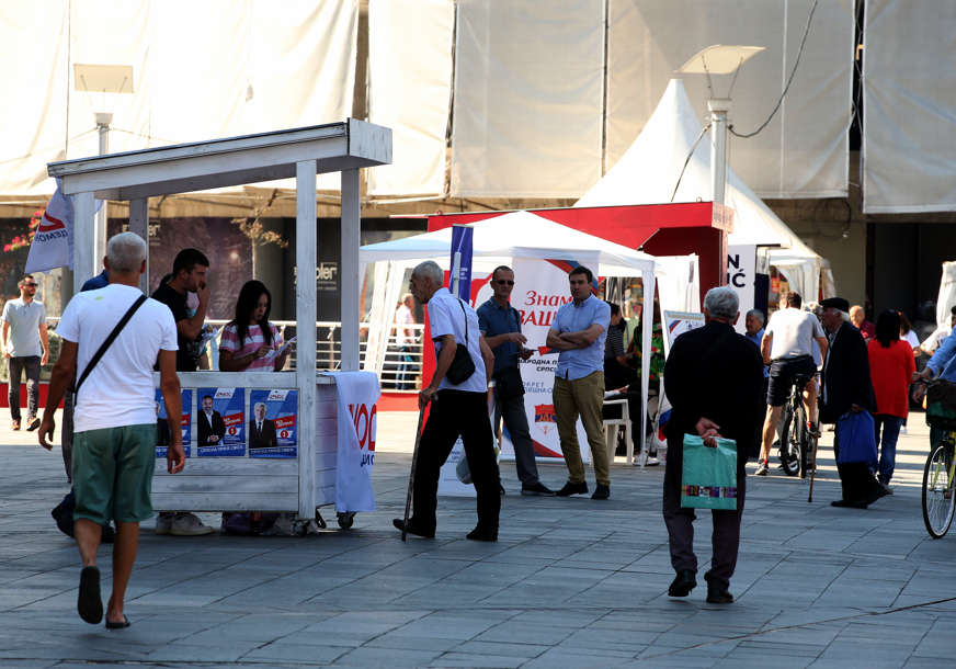 Satnica za lijepljenje plakata do 10 KM, stranke se OTIMAJU ZA HOSTESE