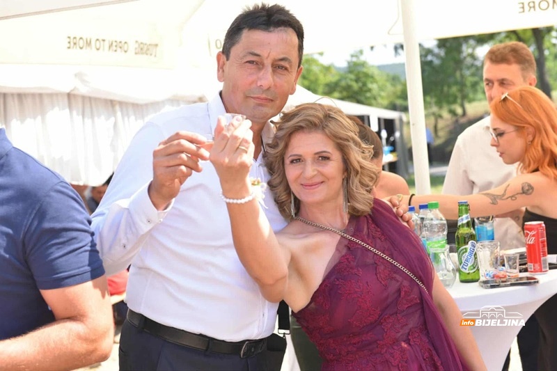 Mirkovići iz Ugljevika imaju tri kćerke i dva sina: Presrećna su i skladna porodica, djeca vole život na selu (FOTO)