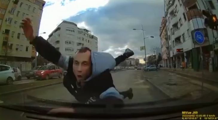 NEVJEROVATNA SCENA Skočio na automobil da inscenira nesreću, KAMERA SVE SNIMILA (VIDEO)