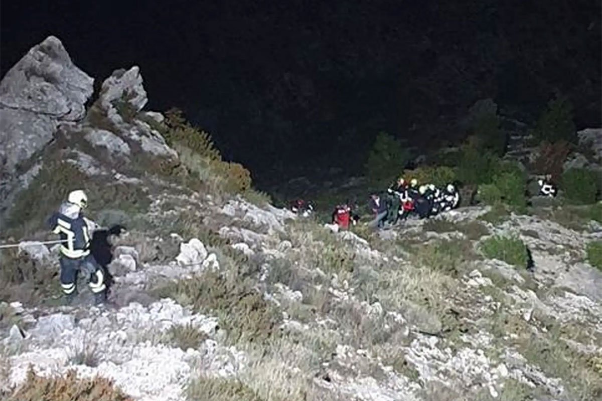 Maloljetnici iz BiH i Hrvatske teško povrijeđeni nakon slijetanja autom u provaliju