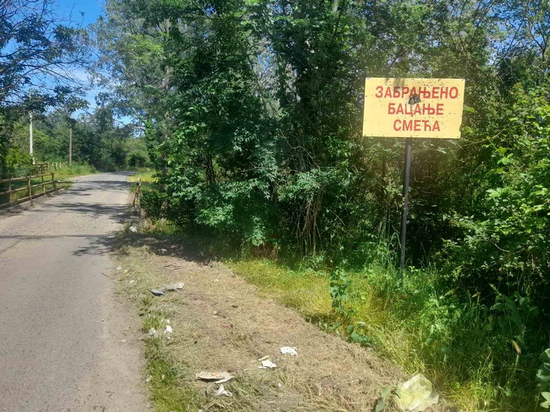 Građani zagađuju, nadležni ne reaguju: Ko je kriv za divlje deponije uz put Bijeljina - Amajlije? (FOTO)