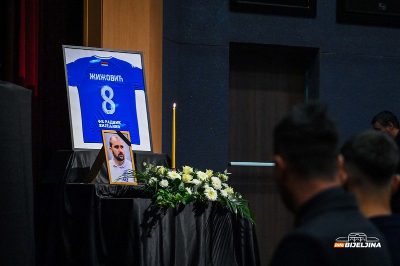 Bijeljina: Održana komemoracija povodom smrti Mladena Žižovića (FOTO)