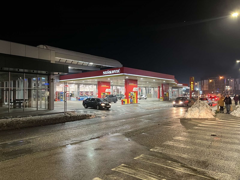 Novogodišnja vikend akcija kod “Neškovića” u Sremskoj: Gorivo jeftinije za 10 feninga, u marketu cijene niže 20 odsto