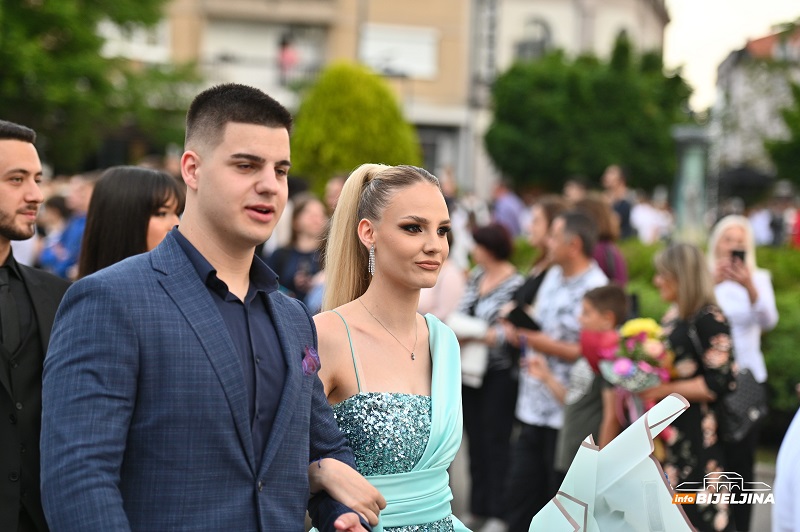 Maturanti Tehničke škole prošetali ulicama Bijeljine (FOTO)