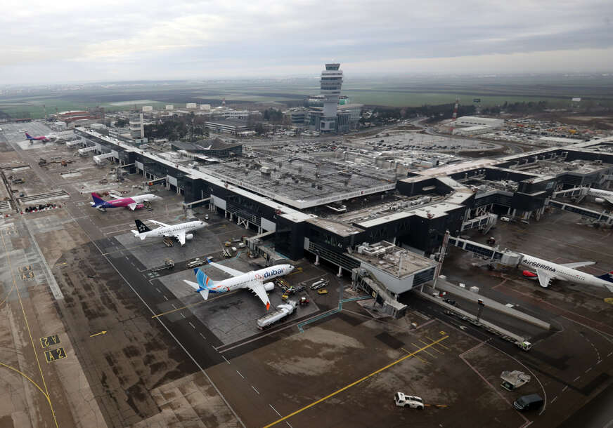 Automobilom uletio na pistu aerodroma 