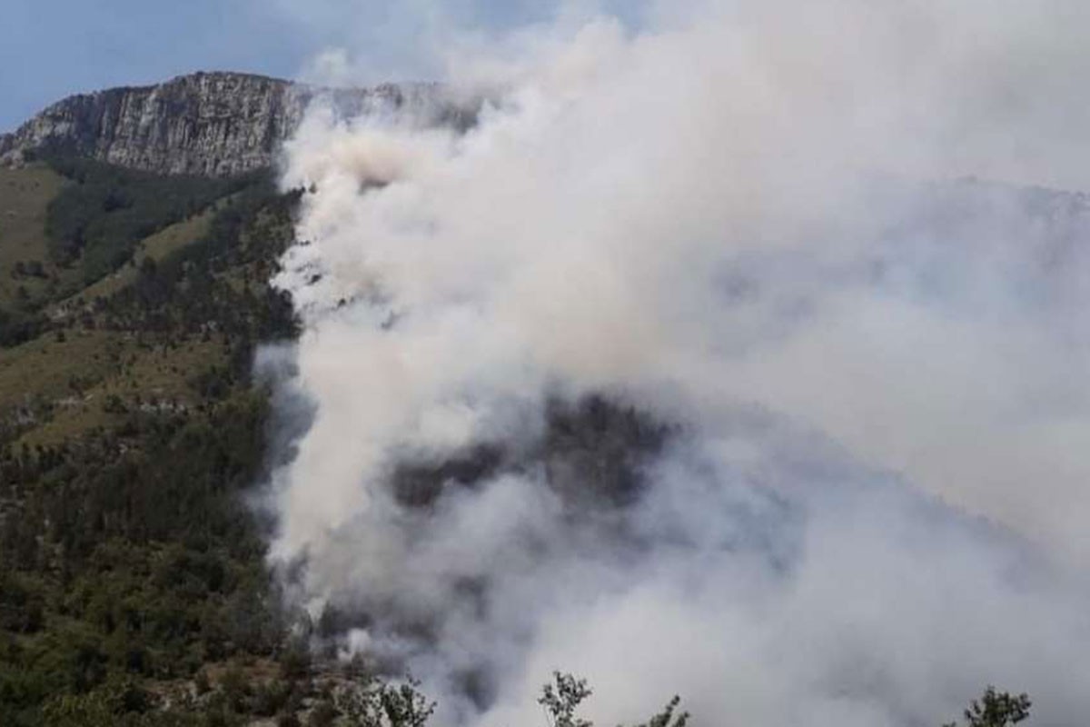 Požar iznad Livna izvan kontrole, širi se ka Hrvatskoj, vatra agresivna i na Čvrsnici