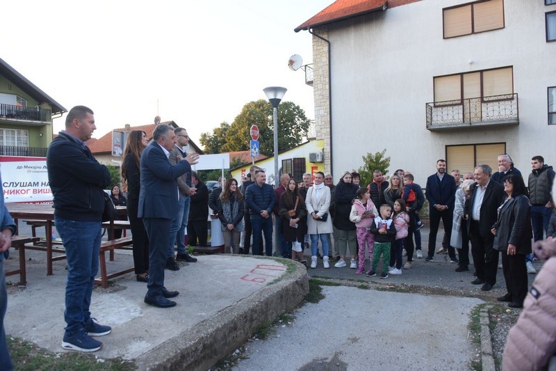 Dr Lazić i kandidati SNSD-a sa građanima obišli MZ Bogdanovića plac: Umjesto obećanja, ponudićemo kontinuiran i odgovoran rad i rezultate