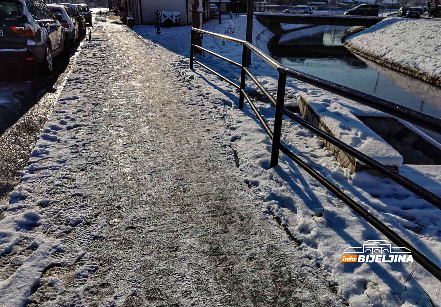 Bijeljinskim ljekarima pune ruke posla zbog poledice, troje staraca slomilo ruke (FOTO)