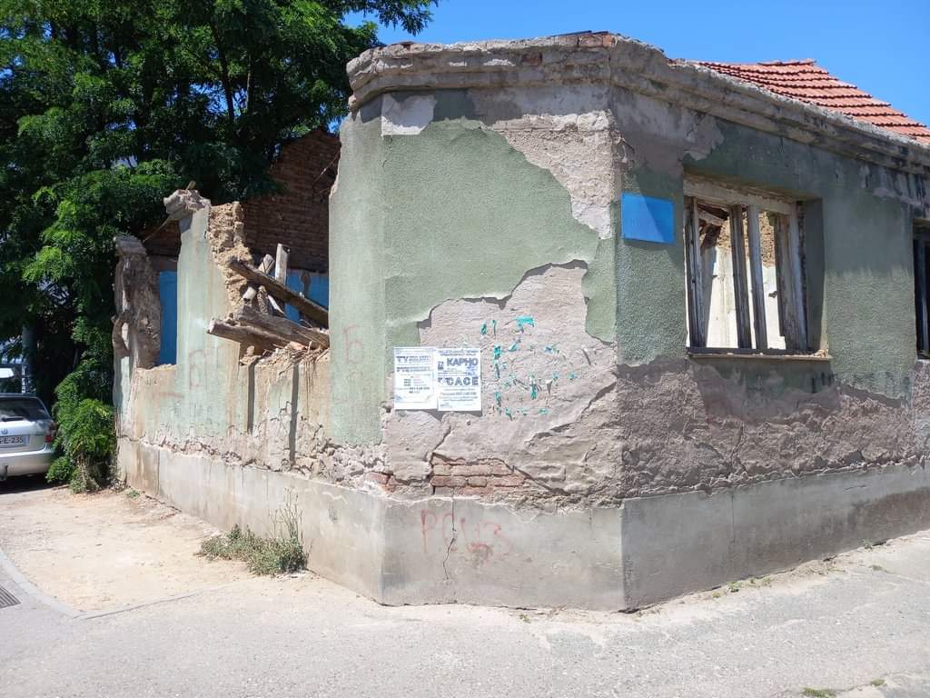 Urušeni objekat u Bijeljini prijetnja za pješake (FOTO)