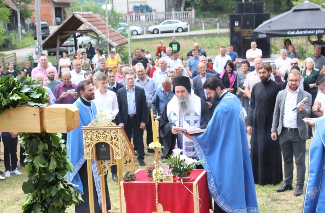Ugljevik: Episkop Fotije osveštao zemlju za gradnju hrama u Maleševcima 