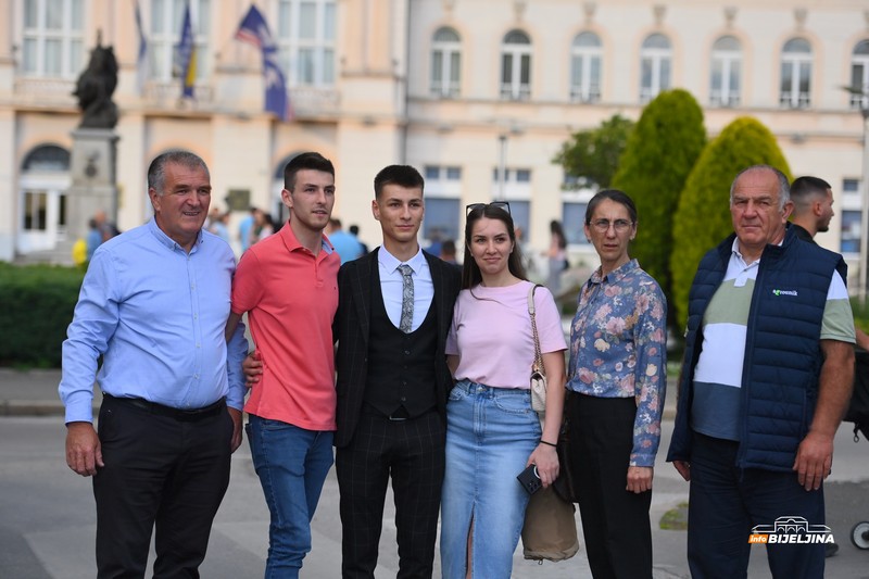 Maturanti Poljoprivredne i medicinske škole Bijeljina zablistali gradskim ulicama (FOTO)