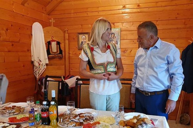 Cvijanovićevoj u Šipovu poklonili ikonu Presvete Bogorodice i jelek