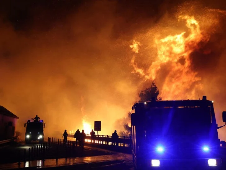 Pakao u Omišu: Vatra došla nadomak centra, gore kuće i automobili, ima povrijeđenih (VIDEO; FOTO)