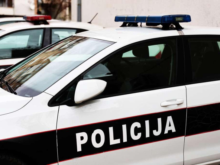 Udario policajca automobilom, pa ga tukao