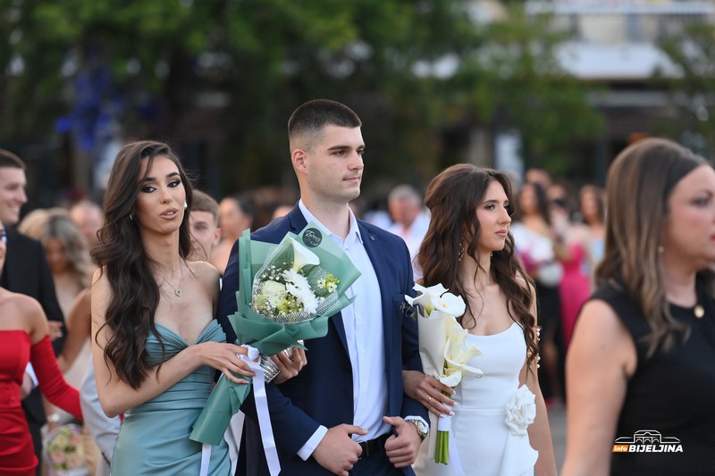 Maturanti Ekonomske i Srednje muzičke škole u Bijeljini večeras slave: Stekli znanje i prijateljstva (FOTO)