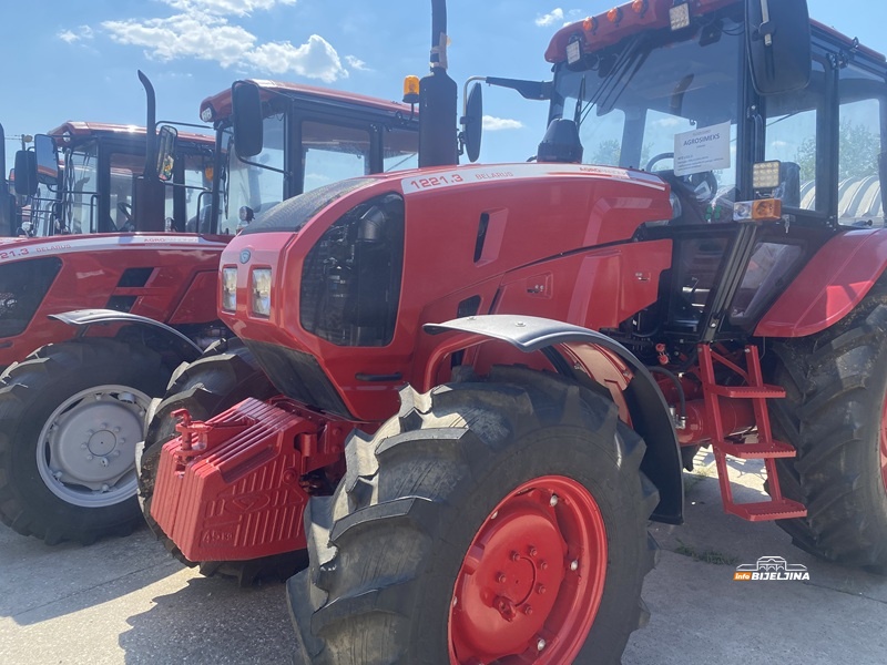 Semberac traktor od 70.900 platio 28.300 KM: Belarusi imaju klimu, ali i anatomska sjedišta (FOTO)