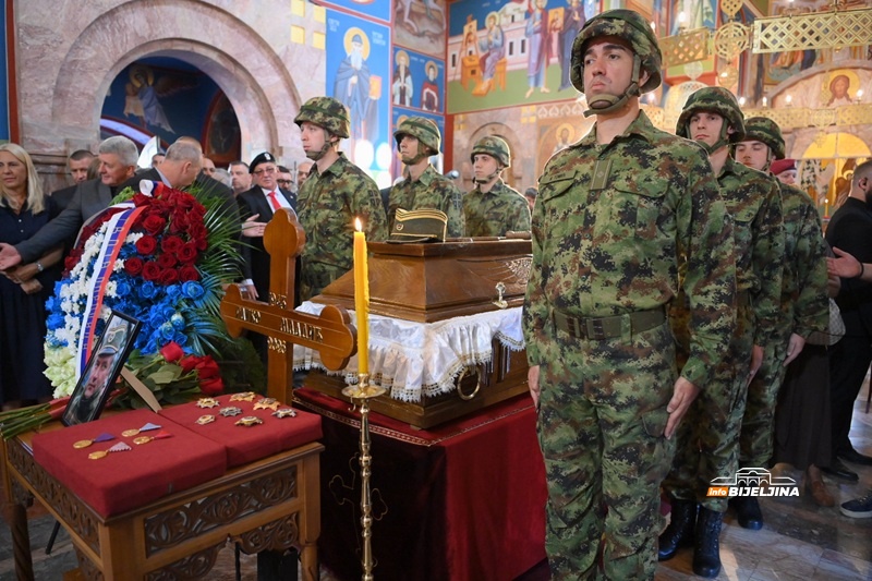 Hiljade građana prate opijelo Ratku Mladiću, služi patrijarh Porfirije (FOTO)