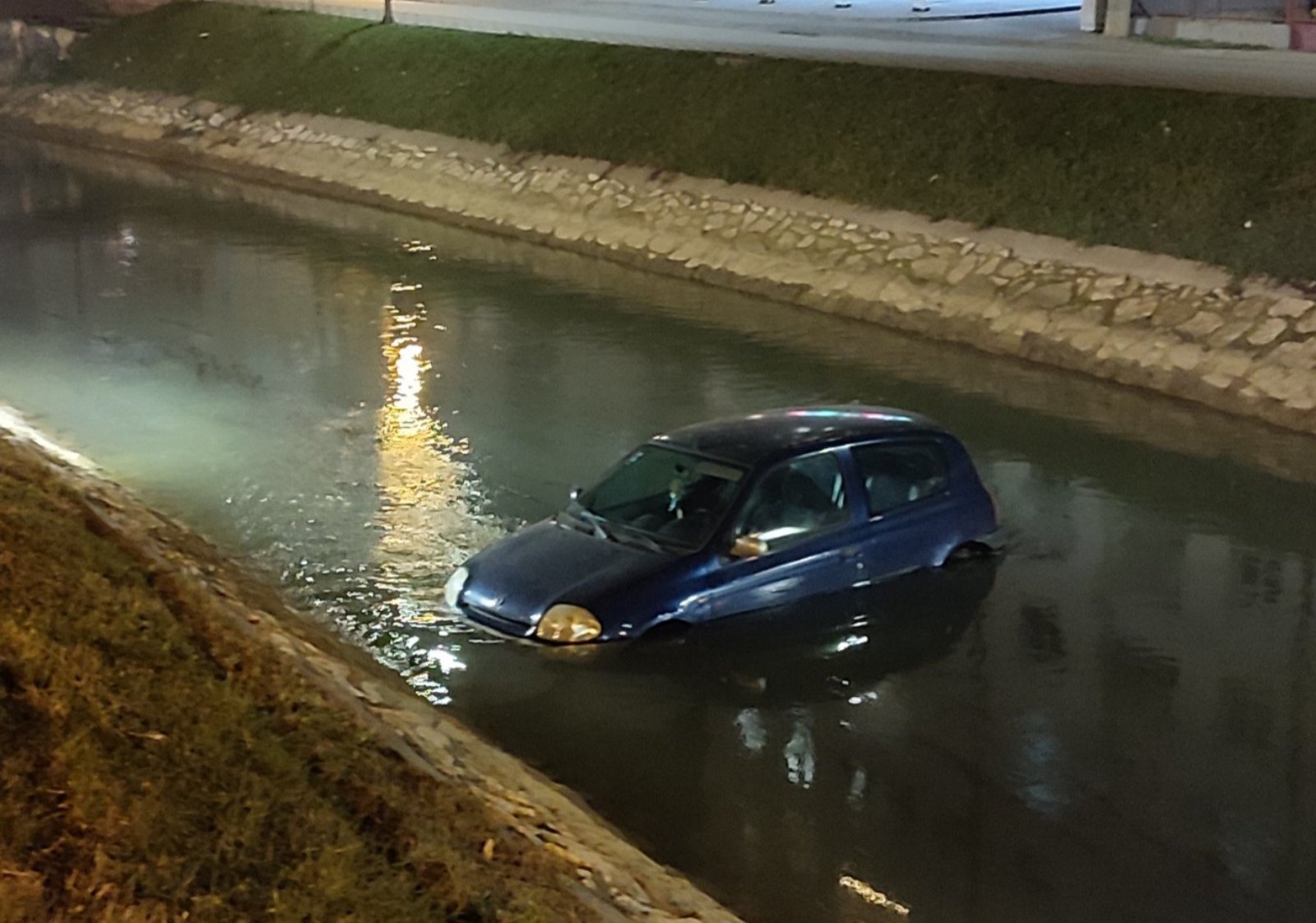 Bijeljina: Pukla mu guma na vozilu pa sletio u kanal Dašnica (FOTO) 