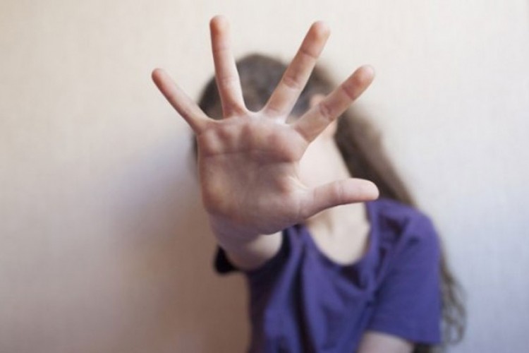 Nastavnik dodirivao učenicu, pa DOBIO BATINE: Policija istražuje slučaj seksualnog uznemiravanja u osnovnoj školi kod Dervente