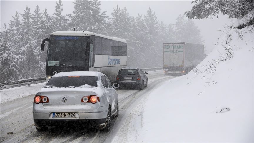Snijeg otežava saobraćaj u BiH, neki putni pravci obustavljeni za kamione