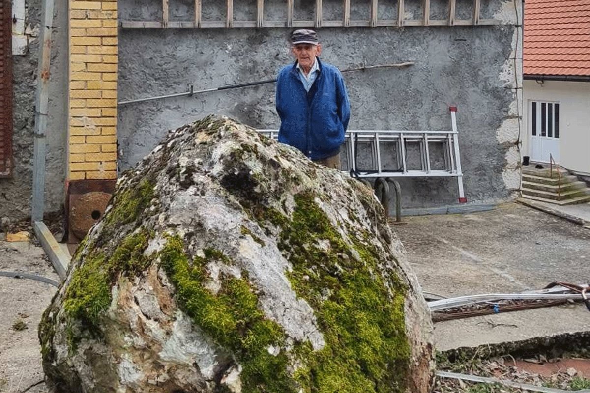 Zemljotres oštetio školu u Gacku, ogromna stijena završila u dvorištu kuće