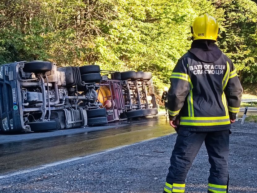 Prevrnuo se kamion na putu ka Rumi, curi nafta
