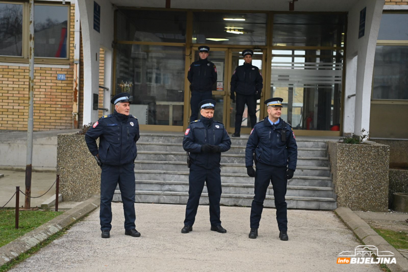 Protest u Bijeljini zbog hapšenja Petrovića: Ko je ušao u zgradu policije? (FOTO)