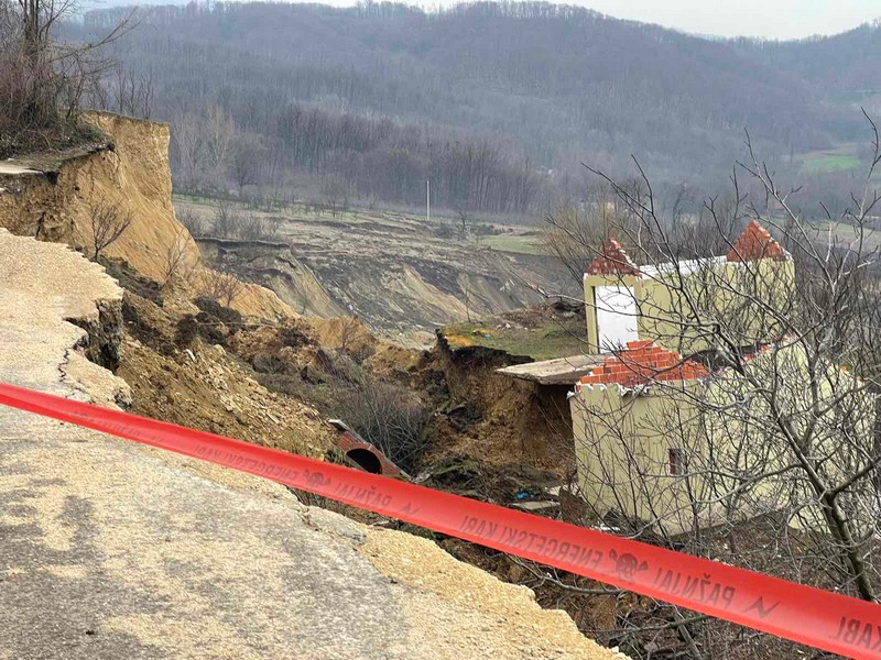 Protest mještana Starog Ugljevika: “Radovi rudnika nam ugrožavaju život” (FOTO)