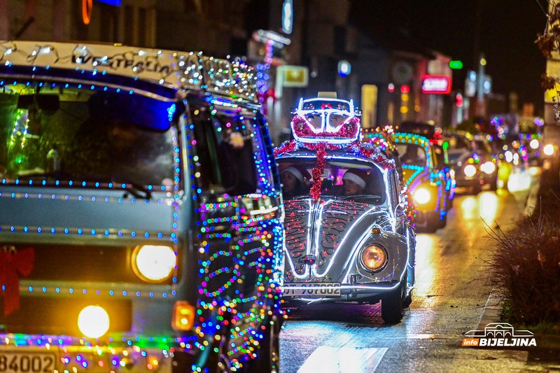 Oldtajmer šou u Bijeljini okupio ljubitelje starih automobila (FOTO)