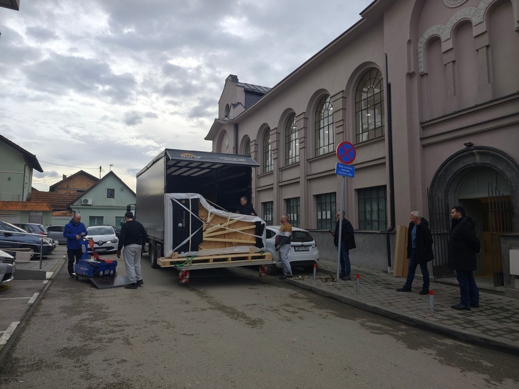 Bijeljina: Stigao klavir od 500.000 maraka (FOTO)
