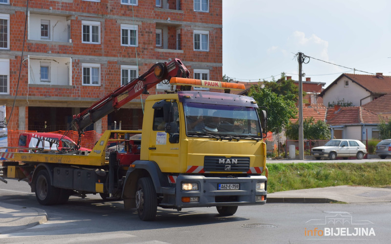 Bijeljina: “Pauk” podigao vozilo, pa jedan zaprijetio nožem, a drugi pištoljem