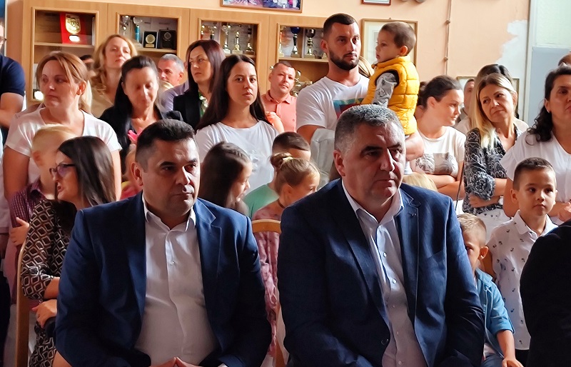 Stojanović i Vidaković čestitali prvacima u Ugljeviku polazak u školu 