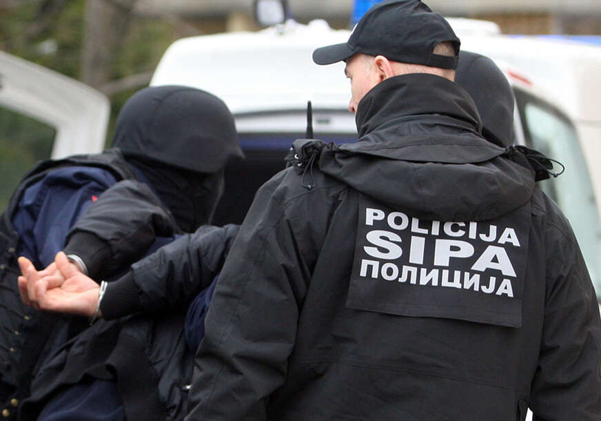 SIPA uhapsila jednu osobu: Pronađeno 5 kilograma droge, oružje i eksplozivne naprave