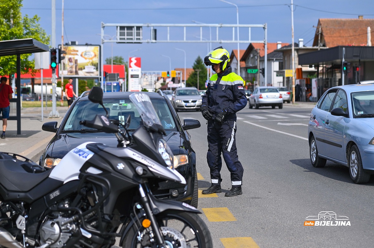 Mladi Bijeljinac u policijskoj uniformi patrolira na motociklu u Loznici i osvaja medalje (FOTO)