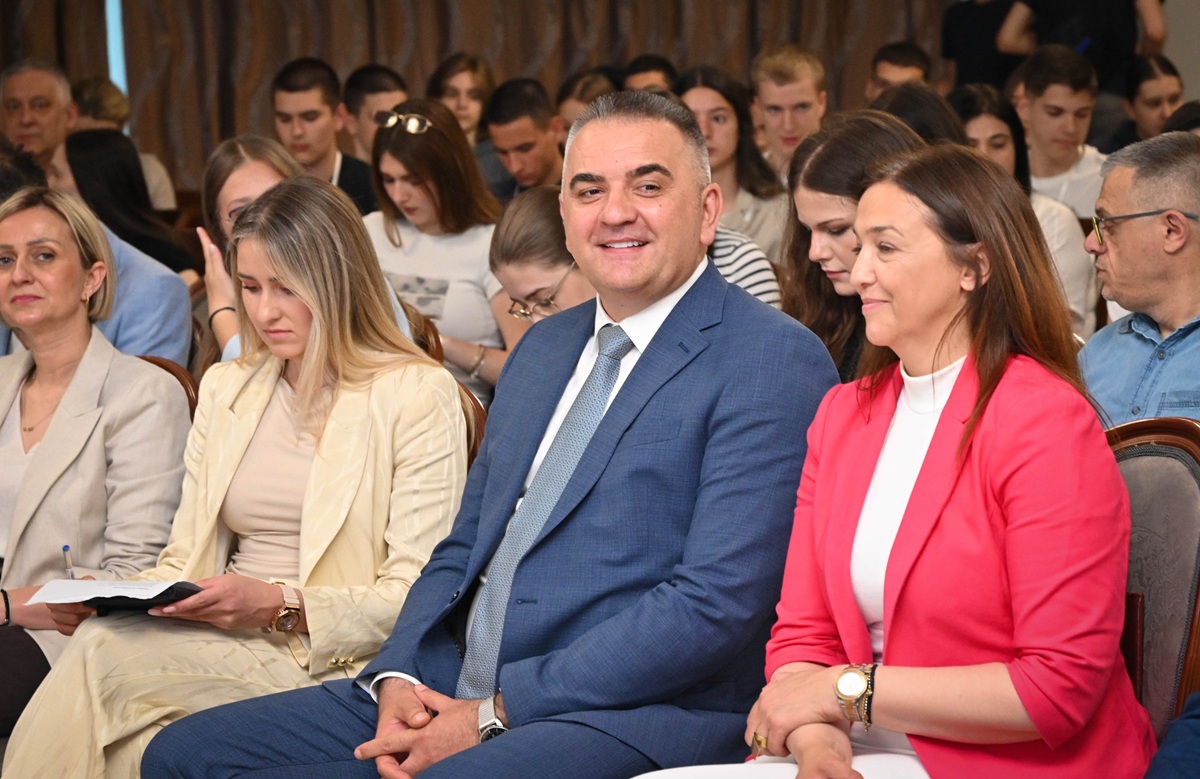 Minić: Vlada želi da čuje šta zanima mlade