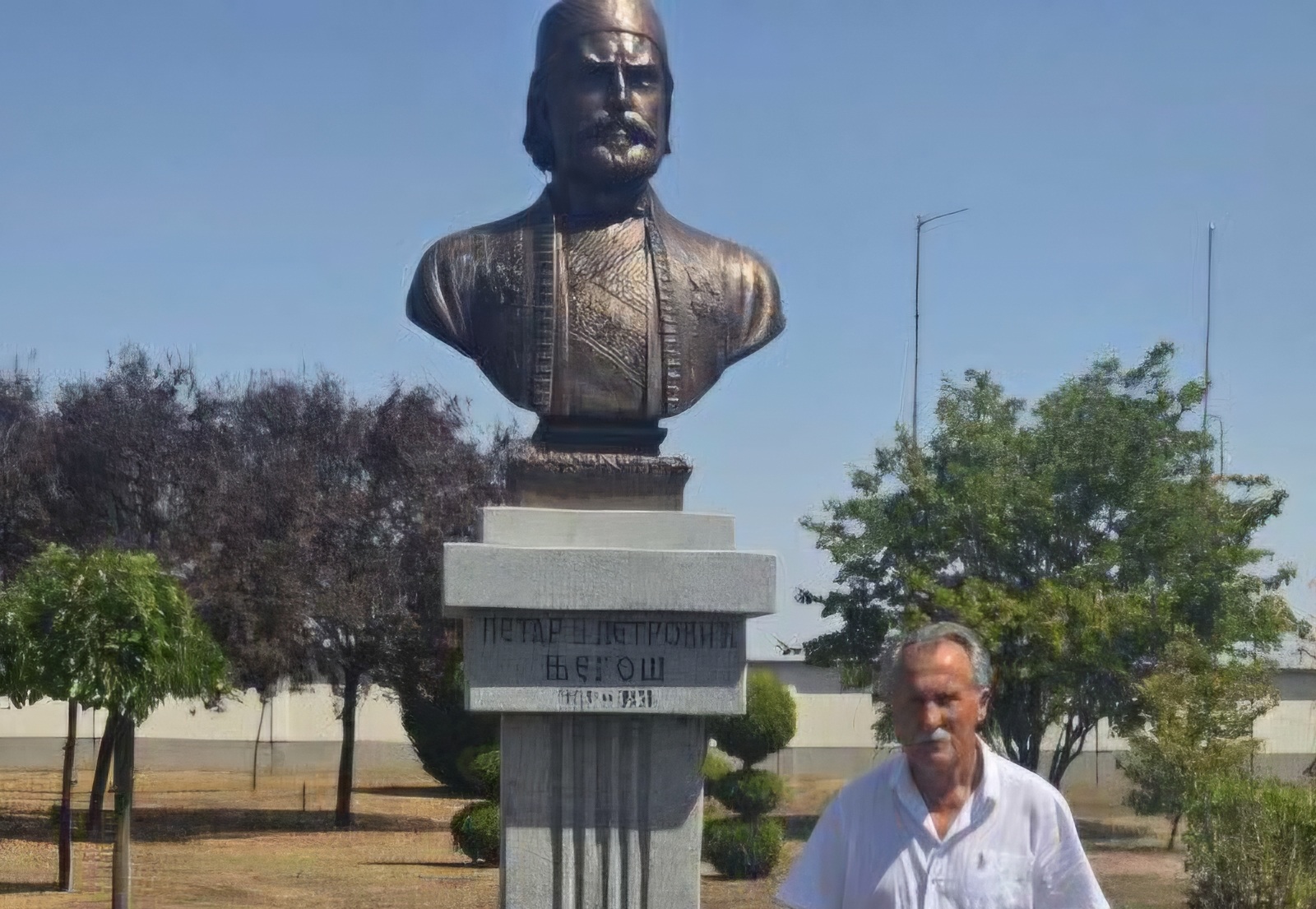 Bijeljina: Njegoševa bista osvanula u porti Manastira Svete Petke, darovao je umirovljeni vladika
